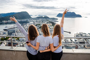 Tre jenter som ser ut over Ålesund by